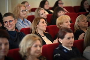 Uczestniczki i uczestnicy koncertu z okazji Dnia Kobiet zorganizowanego przez Komendę Wojewódzką Policji w Rzeszowie w Sali Koncertowej Wydziału Muzyki Uniwersytetu Rzeszowskiego.