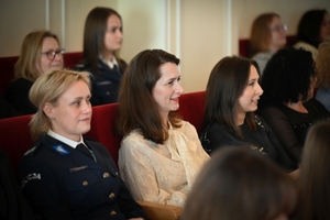 Uczestniczki i uczestnicy koncertu z okazji Dnia Kobiet zorganizowanego przez Komendę Wojewódzką Policji w Rzeszowie w Sali Koncertowej Wydziału Muzyki Uniwersytetu Rzeszowskiego.