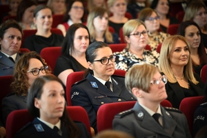 Uczestniczki i uczestnicy koncertu z okazji Dnia Kobiet zorganizowanego przez Komendę Wojewódzką Policji w Rzeszowie w Sali Koncertowej Wydziału Muzyki Uniwersytetu Rzeszowskiego.