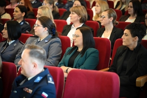 Uczestniczki i uczestnicy koncertu z okazji Dnia Kobiet zorganizowanego przez Komendę Wojewódzką Policji w Rzeszowie w Sali Koncertowej Wydziału Muzyki Uniwersytetu Rzeszowskiego.