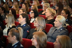 Uczestniczki i uczestnicy koncertu z okazji Dnia Kobiet zorganizowanego przez Komendę Wojewódzką Policji w Rzeszowie w Sali Koncertowej Wydziału Muzyki Uniwersytetu Rzeszowskiego.