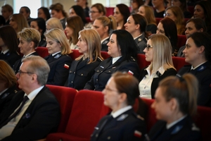Uczestniczki i uczestnicy koncertu z okazji Dnia Kobiet zorganizowanego przez Komendę Wojewódzką Policji w Rzeszowie w Sali Koncertowej Wydziału Muzyki Uniwersytetu Rzeszowskiego.