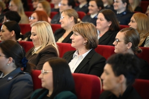 Uczestniczki i uczestnicy koncertu z okazji Dnia Kobiet zorganizowanego przez Komendę Wojewódzką Policji w Rzeszowie w Sali Koncertowej Wydziału Muzyki Uniwersytetu Rzeszowskiego.