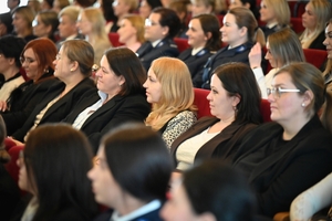 Uczestniczki i uczestnicy koncertu z okazji Dnia Kobiet zorganizowanego przez Komendę Wojewódzką Policji w Rzeszowie w Sali Koncertowej Wydziału Muzyki Uniwersytetu Rzeszowskiego.