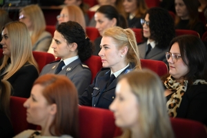Uczestniczki i uczestnicy koncertu z okazji Dnia Kobiet zorganizowanego przez Komendę Wojewódzką Policji w Rzeszowie w Sali Koncertowej Wydziału Muzyki Uniwersytetu Rzeszowskiego.