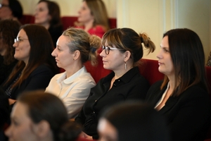 Uczestniczki i uczestnicy koncertu z okazji Dnia Kobiet zorganizowanego przez Komendę Wojewódzką Policji w Rzeszowie w Sali Koncertowej Wydziału Muzyki Uniwersytetu Rzeszowskiego.