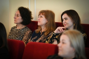 Uczestniczki i uczestnicy koncertu z okazji Dnia Kobiet zorganizowanego przez Komendę Wojewódzką Policji w Rzeszowie w Sali Koncertowej Wydziału Muzyki Uniwersytetu Rzeszowskiego.