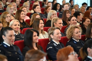 Uczestniczki i uczestnicy koncertu z okazji Dnia Kobiet zorganizowanego przez Komendę Wojewódzką Policji w Rzeszowie w Sali Koncertowej Wydziału Muzyki Uniwersytetu Rzeszowskiego.