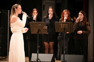 Uczestniczki i uczestnicy koncertu z okazji Dnia Kobiet zorganizowanego przez Komendę Wojewódzką Policji w Rzeszowie w Sali Koncertowej Wydziału Muzyki Uniwersytetu Rzeszowskiego.