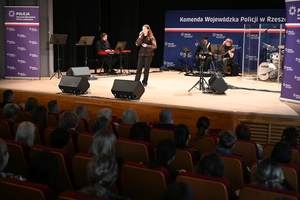 Uczestniczki i uczestnicy koncertu z okazji Dnia Kobiet zorganizowanego przez Komendę Wojewódzką Policji w Rzeszowie w Sali Koncertowej Wydziału Muzyki Uniwersytetu Rzeszowskiego.