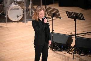 Uczestniczki i uczestnicy koncertu z okazji Dnia Kobiet zorganizowanego przez Komendę Wojewódzką Policji w Rzeszowie w Sali Koncertowej Wydziału Muzyki Uniwersytetu Rzeszowskiego.