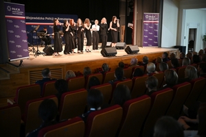 Uczestniczki i uczestnicy koncertu z okazji Dnia Kobiet zorganizowanego przez Komendę Wojewódzką Policji w Rzeszowie w Sali Koncertowej Wydziału Muzyki Uniwersytetu Rzeszowskiego.