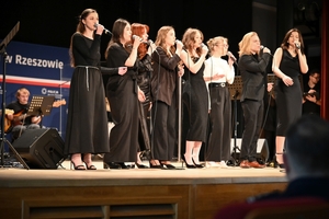 Uczestniczki i uczestnicy koncertu z okazji Dnia Kobiet zorganizowanego przez Komendę Wojewódzką Policji w Rzeszowie w Sali Koncertowej Wydziału Muzyki Uniwersytetu Rzeszowskiego.