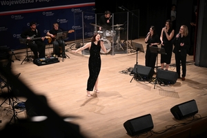 Uczestniczki i uczestnicy koncertu z okazji Dnia Kobiet zorganizowanego przez Komendę Wojewódzką Policji w Rzeszowie w Sali Koncertowej Wydziału Muzyki Uniwersytetu Rzeszowskiego.