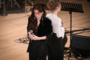 Uczestniczki i uczestnicy koncertu z okazji Dnia Kobiet zorganizowanego przez Komendę Wojewódzką Policji w Rzeszowie w Sali Koncertowej Wydziału Muzyki Uniwersytetu Rzeszowskiego.