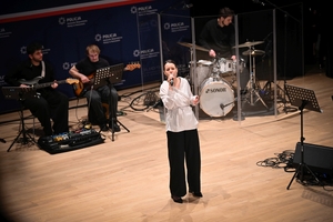 Uczestniczki i uczestnicy koncertu z okazji Dnia Kobiet zorganizowanego przez Komendę Wojewódzką Policji w Rzeszowie w Sali Koncertowej Wydziału Muzyki Uniwersytetu Rzeszowskiego.