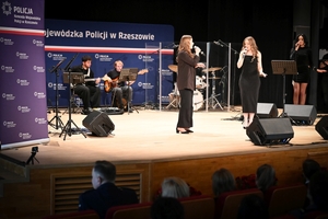 Uczestniczki i uczestnicy koncertu z okazji Dnia Kobiet zorganizowanego przez Komendę Wojewódzką Policji w Rzeszowie w Sali Koncertowej Wydziału Muzyki Uniwersytetu Rzeszowskiego.