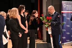 Uczestniczki i uczestnicy koncertu z okazji Dnia Kobiet zorganizowanego przez Komendę Wojewódzką Policji w Rzeszowie w Sali Koncertowej Wydziału Muzyki Uniwersytetu Rzeszowskiego.