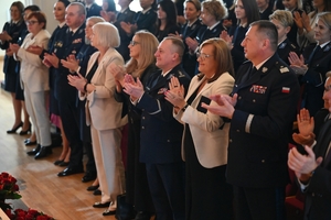 Uczestniczki i uczestnicy koncertu z okazji Dnia Kobiet zorganizowanego przez Komendę Wojewódzką Policji w Rzeszowie w Sali Koncertowej Wydziału Muzyki Uniwersytetu Rzeszowskiego.