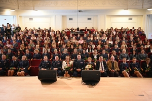 Uczestniczki i uczestnicy koncertu z okazji Dnia Kobiet zorganizowanego przez Komendę Wojewódzką Policji w Rzeszowie w Sali Koncertowej Wydziału Muzyki Uniwersytetu Rzeszowskiego.