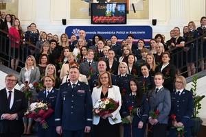 Uczestniczki i uczestnicy koncertu z okazji Dnia Kobiet zorganizowanego przez Komendę Wojewódzką Policji w Rzeszowie w Sali Koncertowej Wydziału Muzyki Uniwersytetu Rzeszowskiego.