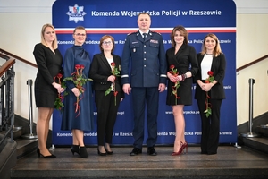 Uczestniczki i uczestnicy koncertu z okazji Dnia Kobiet zorganizowanego przez Komendę Wojewódzką Policji w Rzeszowie w Sali Koncertowej Wydziału Muzyki Uniwersytetu Rzeszowskiego.