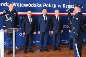 Policjanci i uczestnicy uroczystości wręczenia odznaczeń dla podkarpackich policjantów