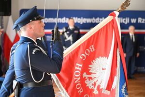 Policjanci i uczestnicy uroczystości wręczenia odznaczeń dla podkarpackich policjantów