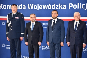 Policjanci i uczestnicy uroczystości wręczenia odznaczeń dla podkarpackich policjantów