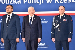 Policjanci i uczestnicy uroczystości wręczenia odznaczeń dla podkarpackich policjantów