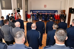 Policjanci i uczestnicy uroczystości wręczenia odznaczeń dla podkarpackich policjantów