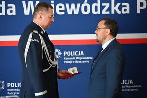Policjanci i uczestnicy uroczystości wręczenia odznaczeń dla podkarpackich policjantów