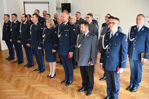 Policjanci i uczestnicy uroczystości wręczenia odznaczeń dla podkarpackich policjantów