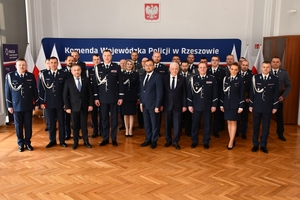 Policjanci i uczestnicy uroczystości wręczenia odznaczeń dla podkarpackich policjantów