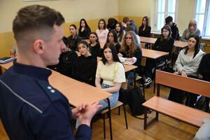 Policjanci i policjantki podczas spotkania z uczniami Zespołu Szkół w Tyczynie