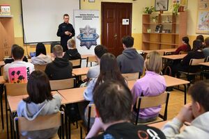 Policjanci i policjantki podczas spotkania z uczniami Zespołu Szkół w Tyczynie