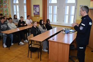 Policjanci i policjantki podczas spotkania z uczniami Zespołu Szkół w Tyczynie