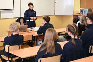 Policjanci i policjantki podczas spotkania z uczniami Zespołu Szkół w Tyczynie