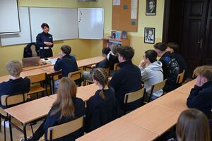 Policjanci i policjantki podczas spotkania z uczniami Zespołu Szkół w Tyczynie