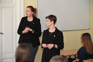 Policjanci i policjantki podczas spotkania z uczniami Zespołu Szkół w Tyczynie