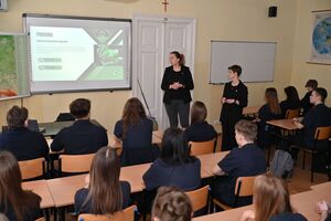 Policjanci i policjantki podczas spotkania z uczniami Zespołu Szkół w Tyczynie