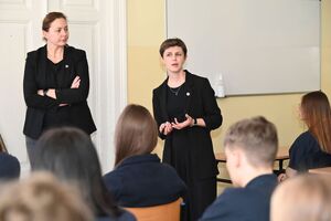 Policjanci i policjantki podczas spotkania z uczniami Zespołu Szkół w Tyczynie