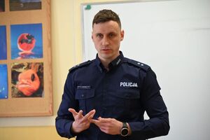 Policjanci i policjantki podczas spotkania z uczniami Zespołu Szkół w Tyczynie