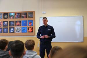 Policjanci i policjantki podczas spotkania z uczniami Zespołu Szkół w Tyczynie
