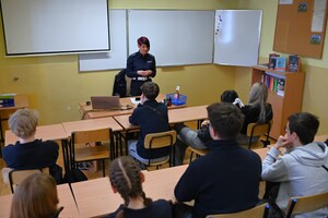 Policjanci i policjantki podczas spotkania z uczniami Zespołu Szkół w Tyczynie