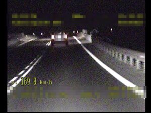 Zdjęcie pojazdu przekraczającego prędkość - fotografia z policyjnego wideorejestratora.