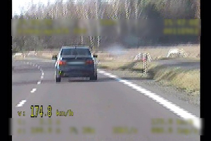 Zdjęcie pojazdu przekraczającego prędkość - fotografia z policyjnego wideorejestratora.