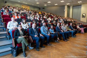 zgromadzona młodzież na auli podczas wykładów