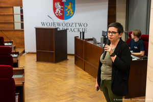 zgromadzona młodzież na auli podczas wykładów