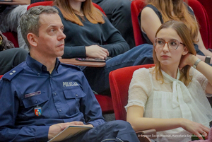 zgromadzona młodzież na auli podczas wykładów